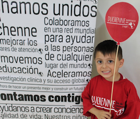 Jongetje met Duchenne-ballon en Spaanse tekst