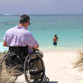 rolstoel op strand