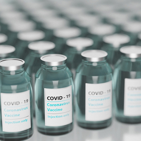 flesjes vaccin -  torstensimon via Pixabay
