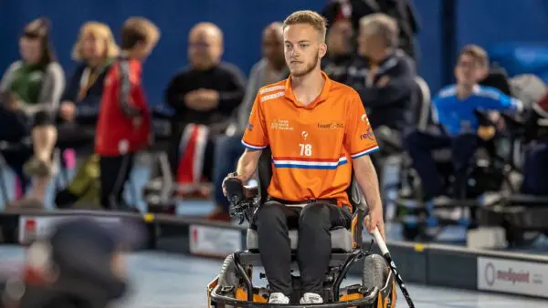Een sporter van Powerchair Hockey NL