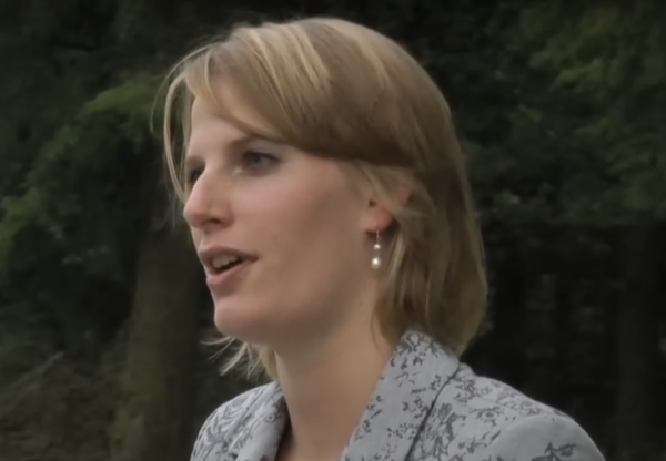 Dokter Vlam legt op een locatie buiten uit wat de spierziekte PSMA precies is