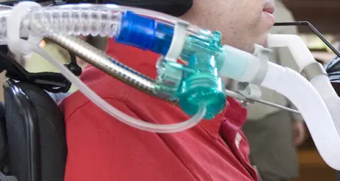 Een persoon met een spierziekte aan de chronische beademing