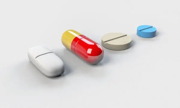 computertekening van vier verschillende pillen en tabletten