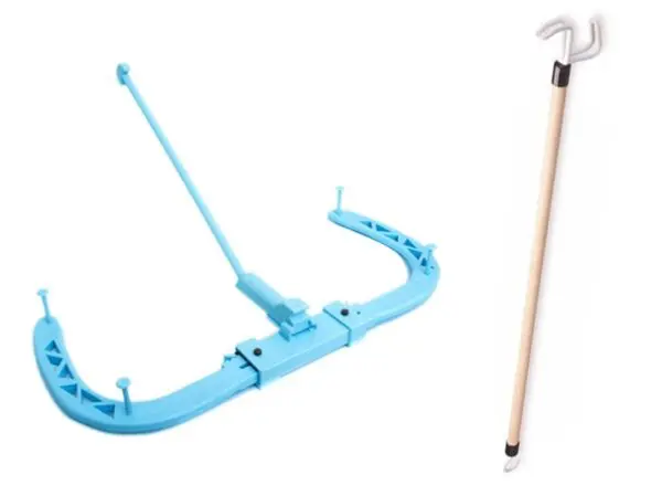 Afbeelding van de twee aankleedhulpen verkrijgbaar bij bijzonderhandig en orthocor