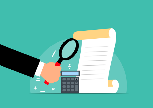 Animatietekening van een hand met een vergrootglas, rekenmachine en papieren document