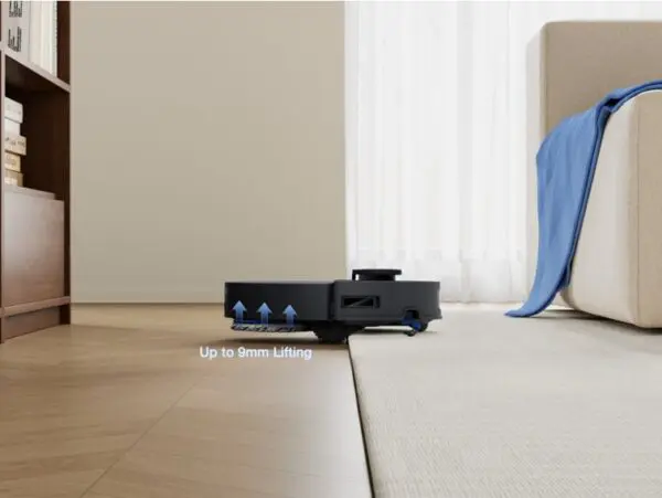 Je ziet de robotstofzuiger van opzij die van parket overgaat op tapijt. Te koop bij Coolblue
