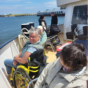 personen in rolstoel op boot