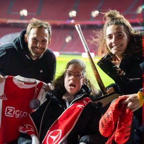 Zoëy met twee personen in Ajax stadion