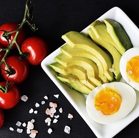 tomaten avocado en eieren