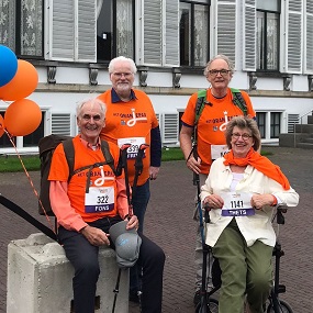 4 personen met oranje kleding
