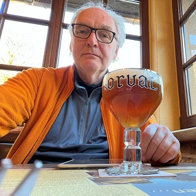 Jos met een glas bier in een café