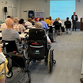 Conferentiezaal met publiek tijdens een presentatie