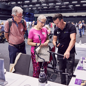 3 personen op congres