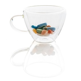 kopje met tabletten