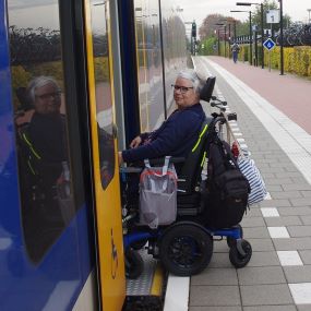 Christianne van Triest gaat de deuren van een trein binnen.