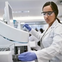 Persoon bezig met onderzoek