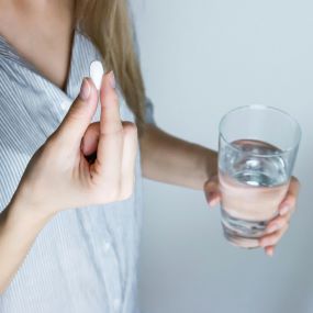 Persoon neemt vitamine
