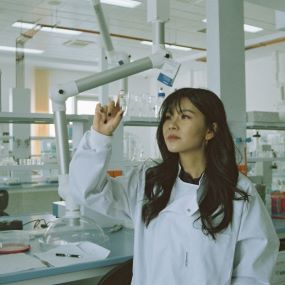persoon in lab