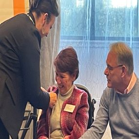 Conny van der Meijden ontvangt lintje van de Burgemeester van Voorschoten.