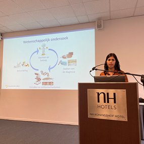 Aysun Damci aan het presenteren tijdens DVN conferentie.