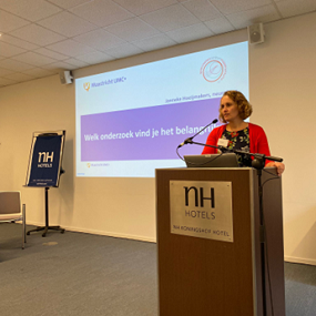 Janneke Hoeijmakers aan het presenteren tijdens de DVN conferentie