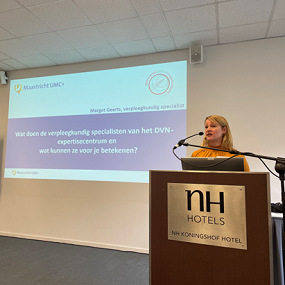 Margot Geerts aan het presenteren op de DVN conferentie.