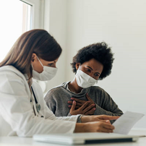 Zorrgverlener in gesprek met patient.