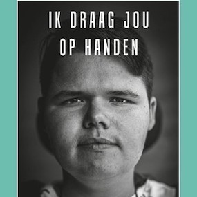 Persoon op cover 'Ik draag jou op handen'