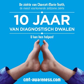 Blauwe banner voor CMT awareness met 2 voeten.