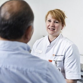 Een persoon in gesprek met een dokter.