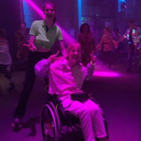 Fenna aan het rolschaatsen met een ander persoon.
