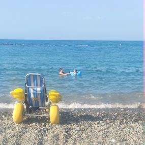Zeezicht met strandrolstoel op Cyprus