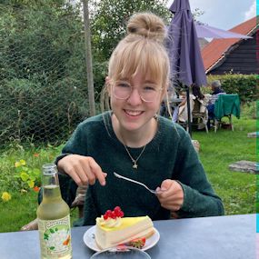 Fenna met taart