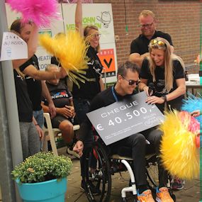 persoon in rolstoel met prijs