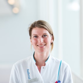 Jildou Dijkstra in doktersjas