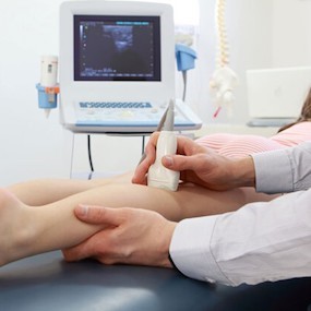 Persoon voert spierecho uit op kuit