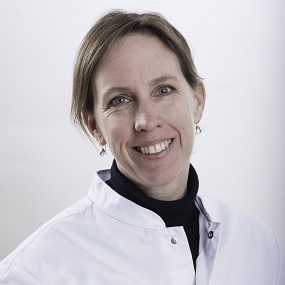 lachend persoon in witte jas