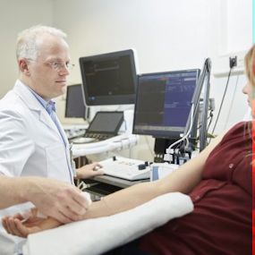 dr. Goedee onderzoekt een patient.