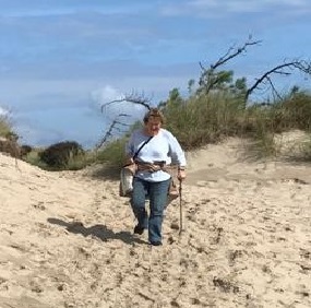 Foto van Marijke Sterman in de duinen.