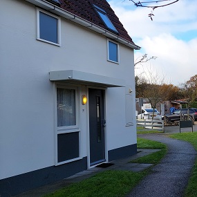 Wit huis met voordeur