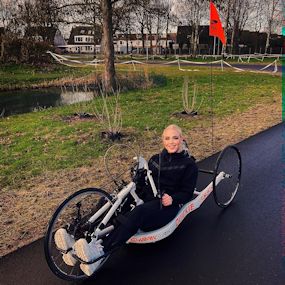 Foto van Lisa op de handbike.