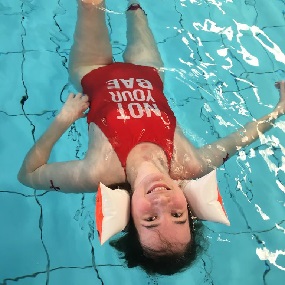Foto van Jelma in een zwembad.