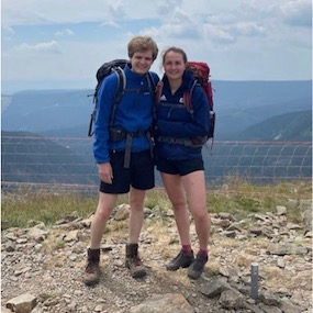 Joost Kools en een ander persoon op een berg met rugzakken om.