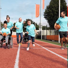 5 personen op de atletiekbaan.