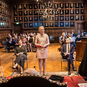 Foto van Louise Otto (midden) en haar paranimfen tijdens haar verdediging.
