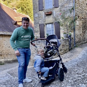 persoon met kind en kinderwagen