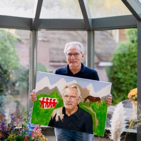 Michiel met een zelfportret in zijn handen.