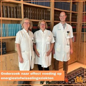 3 personen in witte jassen