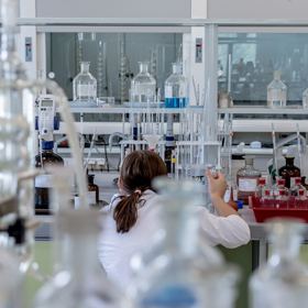 Een persoon achter een werkbank in een laboratorium.