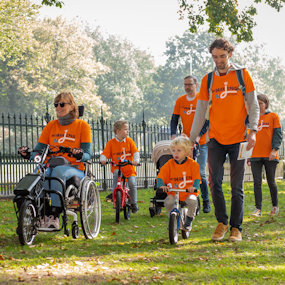 Zes personen het Oranjepad aan het wandelen in oranje t-shirts.
